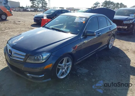 2013 Mercedes-Benz C 250 Sport z USA, uszkodzony, nr VIN WDDGF4HB2DR270512